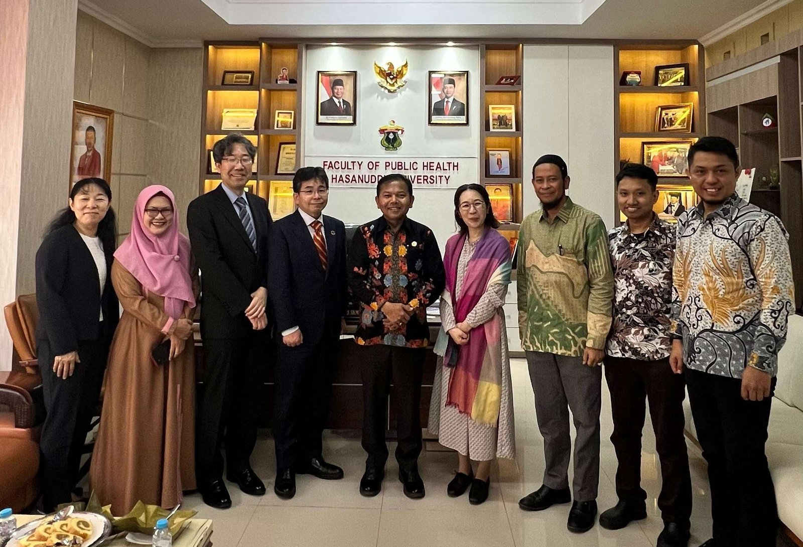 Fakultas Kesehatan Masyarakat (FKM) Universitas Hasanuddin (Unhas) menerima kunjungan tiga profesor dari Universitas Okayama, Jepang, yaitu Prof. Toshihiro Iguchi, M.D., Ph.D; Prof. Satoshi Hirohata, M.D., Ph.D; dan Dr. Kaori Yajima.
