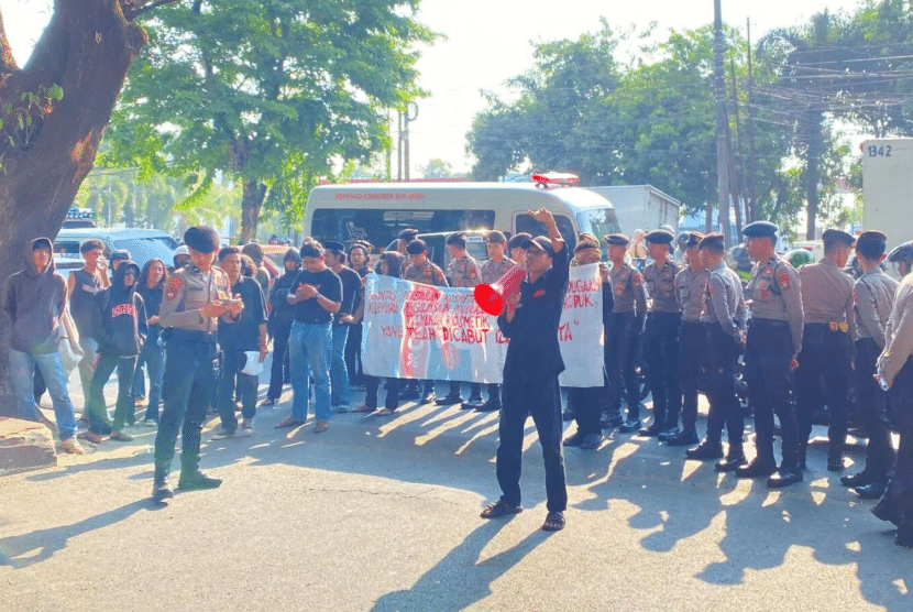 Demo di Polda Sulsel, KAMRI Soroti Peredaran Kosmetik yang Pernah Dicabut Izin Edarnya