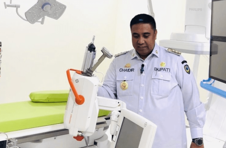 Bupati Maros, Dr. H.A.S. Chaidir Syam, memantau langsung kondisi fasilitas laboratorium dan alat-alat canggih tersebut di RSUD dr. La Palaloi