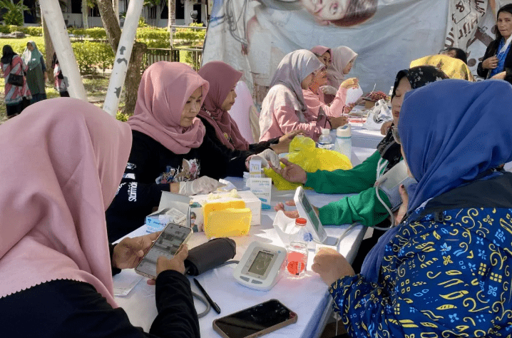 Pengecekan tensi yang dilakukan oleh Dinkes Batam kepada masyarakat di Batam, Kepri (Foto: ANTARA)
