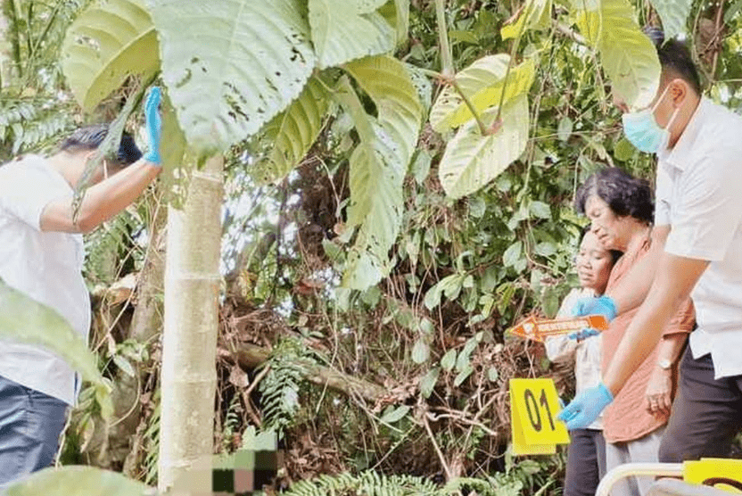 Petugas kepolisian saat mengevakuasi jenazah korban, yang ditemukan di semak belukar samping RSUD Siak