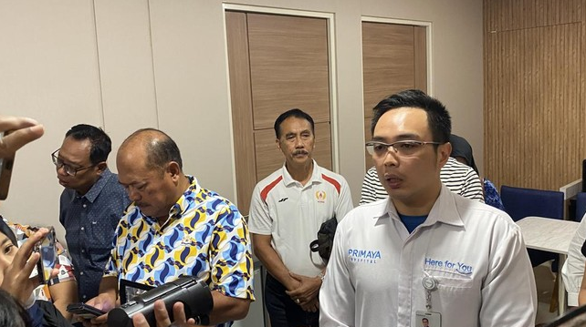 Direktur RS Primaya Semarang, Aditya Nugraha (kanan) memberi penjelasan terkait atlet Porprov Jawa Tengah yang meninggal setelah operasi (Foto Detik)