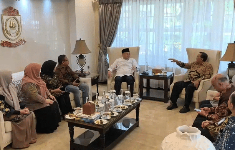 Direktur Jenderal Kesehatan Lanjutan Kementerian Kesehatan, Azhar Jaya, saat bertemu Wali Kota Makassar Munafri Arifuddin di Rumah Jabatan Wali Kota Makassar, Jumat (2/10/2026).